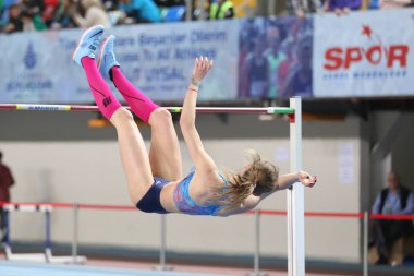 Istanbul, Türkiye - 18 Şubat 2018: Tanımsız atlet Istanbul Kupası kapalı atletizm sırasında atlama yüksek