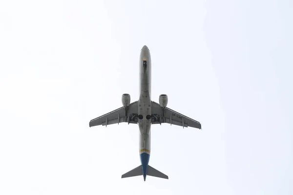 イスタンブール トルコ 2018 ウクライナ国際航空エンブラエル 190Std 614 イスタンブール アタチュルク空港へ着陸 Uia 艦隊サイズおよび — ストック写真