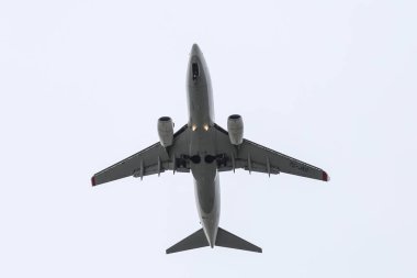 Istanbul, Türkiye - 04 Şubat 2018: Türk Hava Yolları Boeing 737-752 (Cn 34300) Istanbul Ataturk Havaalanı'na iniş. Senin 328 filo büyüklüğü ve 302 hedefleri Türkiye'nin bayrak taşıyıcı