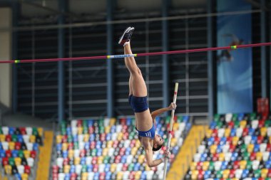 Istanbul, Türkiye - 03 Şubat 2018: Turkcell Türk Atletizm Şampiyonası sırasında atlama tanımsız atlet kutup
