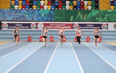 Istanbul, Türkiye - 03 Şubat 2018: 60 metre Turkcell Türk Atletizm Şampiyonası sırasında çalışan sporcular