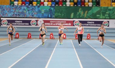 Istanbul, Türkiye - 03 Şubat 2018: 60 metre Turkcell Türk Atletizm Şampiyonası sırasında çalışan sporcular