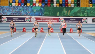 Istanbul, Türkiye - 03 Şubat 2018: 60 metre Turkcell Türk Atletizm Şampiyonası sırasında çalışan sporcular