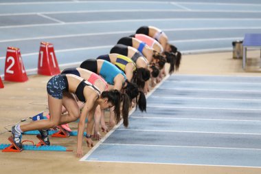 Istanbul, Türkiye - 03 Şubat 2018: 60 metre Turkcell Türk Atletizm Şampiyonası sırasında çalışan sporcular