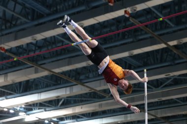 Istanbul, Türkiye - 04 Şubat 2018: Turkcell Türk Atletizm Şampiyonası sırasında atlama tanımsız atlet kutup