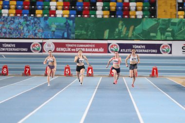 Istanbul, Türkiye - 03 Şubat 2018: 60 metre Turkcell Türk Atletizm Şampiyonası sırasında çalışan sporcular