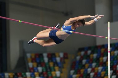 Istanbul, Türkiye - 03 Şubat 2018: Turkcell Türk Atletizm Şampiyonası sırasında atlama tanımsız atlet kutup