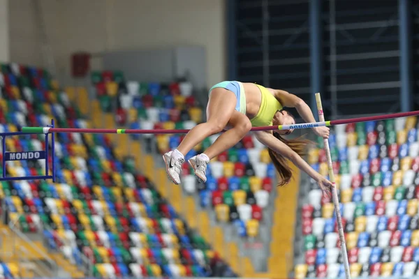 Stambuł Turcja Lutego 2018 Niezdefiniowane Sportowiec Skoku Tyczce Podczas Mistrzostwa — Zdjęcie stockowe