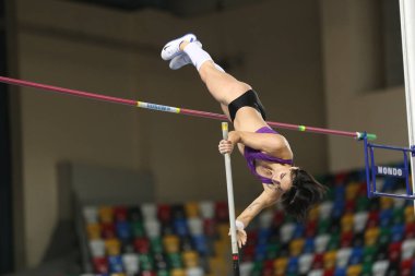 Istanbul, Türkiye - 03 Şubat 2018: Turkcell Türk Atletizm Şampiyonası sırasında atlama tanımsız atlet kutup