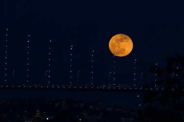 İstanbul City, Türkiye 'deki Boğaz Köprüsünün Ardında Süper Mavi Kanlı Ay