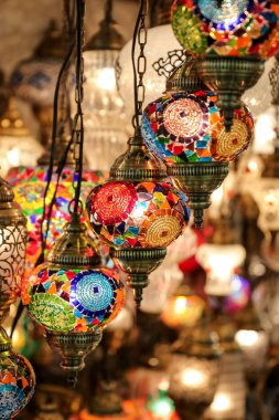 Renkli Türk Laterns içinde kapalı çarşı, Istanbul, Türkiye