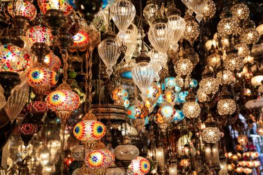 Renkli Türk Laterns içinde kapalı çarşı, Istanbul, Türkiye