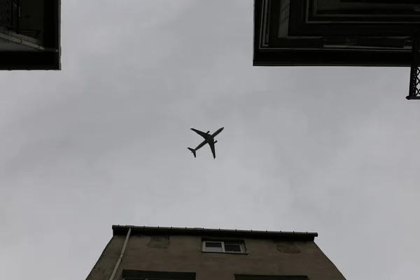 Avião Passando Sobre Fener District Istambul City Turquia — Fotografia de Stock