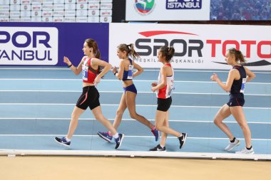 Istanbul, Türkiye - 10 Mart 2018: Tanımsız atlet yarış yürüyüş Uluslararası u-18 kapalı spor maç sırasında