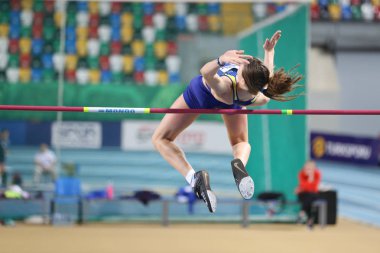 Istanbul, Türkiye - 10 Mart 2018: Tanımsız atlet Uluslararası u-18 kapalı spor maç sırasında atlama yüksek