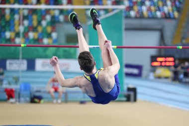 Istanbul, Türkiye - 10 Mart 2018: Tanımsız atlet Uluslararası u-18 kapalı spor maç sırasında atlama yüksek