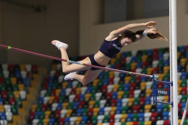 Istanbul, Türkiye - 10 Mart 2018: Uluslararası u-18 kapalı spor maç sırasında atlama tanımsız atlet kutup
