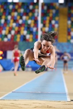 Istanbul, Türkiye - 10 Mart 2018: Tanımsız atlet Uluslararası u-18 kapalı spor maç sırasında atlama uzun