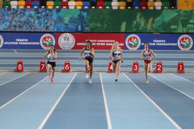 Istanbul, Türkiye - 10 Mart 2018: 60 metre Uluslararası u-18 kapalı spor maç sırasında çalışan sporcular