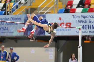 Istanbul, Türkiye - 10 Mart 2018: Tanımsız atlet Uluslararası u-18 kapalı spor maç sırasında atlama yüksek