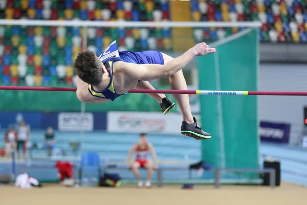 Istanbul, Türkiye - 10 Mart 2018: Tanımsız atlet Uluslararası u-18 kapalı spor maç sırasında atlama yüksek