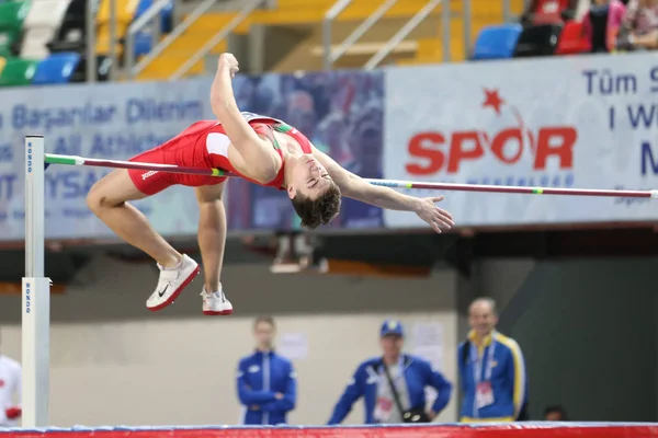 Istanbul, Türkiye - 10 Mart 2018: Tanımsız atlet Uluslararası u-18 kapalı spor maç sırasında atlama yüksek