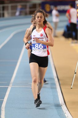 Istanbul, Türkiye - 10 Mart 2018: Tanımsız atlet yarış yürüyüş Uluslararası u-18 kapalı spor maç sırasında
