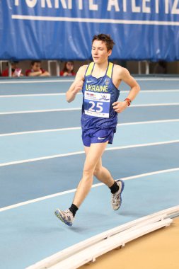 Istanbul, Türkiye - 10 Mart 2018: Tanımsız atlet yarış yürüyüş Uluslararası u-18 kapalı spor maç sırasında