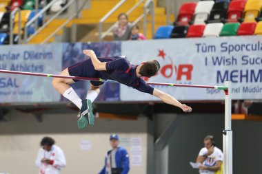 Istanbul, Türkiye - 10 Mart 2018: Tanımsız atlet Uluslararası u-18 kapalı spor maç sırasında atlama yüksek
