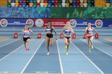 Istanbul, Türkiye - 10 Mart 2018: 60 metre Uluslararası u-18 kapalı spor maç sırasında çalışan sporcular
