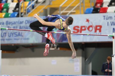 Istanbul, Türkiye - 10 Mart 2018: Tanımsız atlet Uluslararası u-18 kapalı spor maç sırasında atlama yüksek