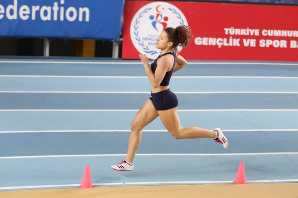土耳其伊斯坦布尔 2018年3月10日 在国际 U18 室内运动比赛中未定义的运动员赛跑 — 图库照片