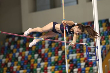 Istanbul, Türkiye - 10 Mart 2018: Uluslararası u-18 kapalı spor maç sırasında atlama tanımsız atlet kutup