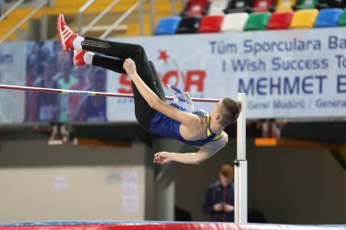 Istanbul, Türkiye - 10 Mart 2018: Tanımsız atlet Uluslararası u-18 kapalı spor maç sırasında atlama yüksek