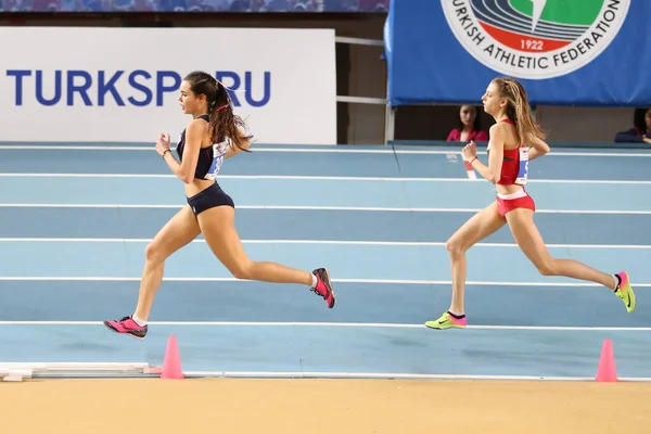 土耳其伊斯坦布尔 2018年3月10日 U18 室内运动比赛中的运动员赛跑 — 图库照片