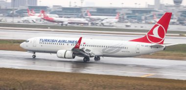 Istanbul, Türkiye - 04 Mart 2018: Türk Hava Yolları Boeing 737-8f2 (Cn 42001) açılış Istanbul Ataturk Havaalanı'na. Senin 328 filo büyüklüğü ve 302 hedefleri Türkiye'nin bayrak taşıyıcı
