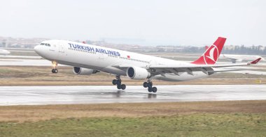Istanbul, Türkiye - 04 Mart 2018: Türk Hava Yolları'nın Airbus A330-Istanbul Atatürk Havaalanına iniş 302 (Cn 1499). Senin 328 filo büyüklüğü ve 302 hedefleri Türkiye'nin bayrak taşıyıcı