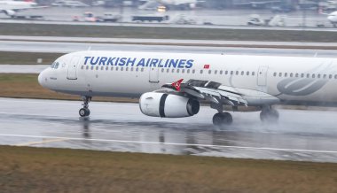 Istanbul, Türkiye - 04 Mart 2018: Türk Hava Yolları'nın Airbus A321-Istanbul Atatürk Havaalanına iniş 231 (Cn 4706). Senin 328 filo büyüklüğü ve 302 hedefleri Türkiye'nin bayrak taşıyıcı