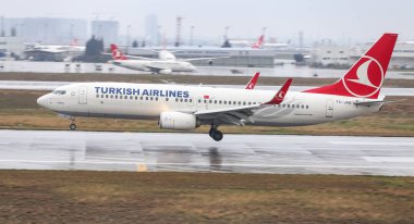 Istanbul, Türkiye - 04 Mart 2018: Türk Hava Yolları Boeing 737-8f2 (Cn 42006) açılış Istanbul Ataturk Havaalanı'na. Senin 328 filo büyüklüğü ve 302 hedefleri Türkiye'nin bayrak taşıyıcı