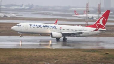Istanbul, Türkiye - 04 Mart 2018: Türk Hava Yolları Boeing 737-8f2 (Cn 42009) açılış Istanbul Ataturk Havaalanı'na. Senin 328 filo büyüklüğü ve 302 hedefleri Türkiye'nin bayrak taşıyıcı