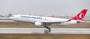 Istanbul, Türkiye - 04 Mart 2018: Türk Hava Yolları'nın Airbus A330-Istanbul Atatürk Havaalanına iniş 202 (Cn 932). Senin 328 filo büyüklüğü ve 302 hedefleri Türkiye'nin bayrak taşıyıcı