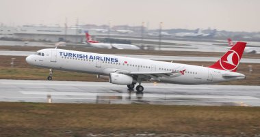 Istanbul, Türkiye - 04 Mart 2018: Türk Hava Yolları'nın Airbus A321-Istanbul Atatürk Havaalanına iniş 231 (Cn 2999). Senin 328 filo büyüklüğü ve 302 hedefleri Türkiye'nin bayrak taşıyıcı