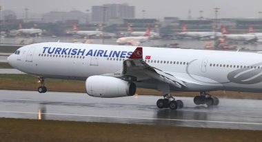 Istanbul, Türkiye - 04 Mart 2018: Türk Hava Yolları'nın Airbus A330-343 Istanbul Ataturk Havaalanı'na iniş (Cn 1160) x. Senin 328 filo büyüklüğü ve 302 hedefleri Türkiye'nin bayrak taşıyıcı