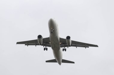 Istanbul, Türkiye - 04 Mart 2018: Türk Hava Yolları'nın Airbus A320-Istanbul Atatürk Havaalanına iniş 232 (Cn 2156). Senin 328 filo büyüklüğü ve 302 hedefleri Türkiye'nin bayrak taşıyıcı