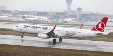 Istanbul, Türkiye - 04 Mart 2018: Türk Hava Yolları'nın Airbus A321-Istanbul Atatürk Havaalanına iniş 231 (Cn 7518). Senin 328 filo büyüklüğü ve 302 hedefleri Türkiye'nin bayrak taşıyıcı