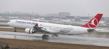 Istanbul, Türkiye - 04 Mart 2018: Türk Hava Yolları'nın Airbus A330-Istanbul Atatürk Havaalanına iniş 203 (Cn 774). Senin 328 filo büyüklüğü ve 302 hedefleri Türkiye'nin bayrak taşıyıcı