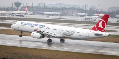Istanbul, Türkiye - 04 Mart 2018: Türk Hava Yolları'nın Airbus A321-Istanbul Atatürk Havaalanına iniş 231 (Cn 3350). Senin 328 filo büyüklüğü ve 302 hedefleri Türkiye'nin bayrak taşıyıcı