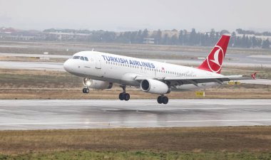 Istanbul, Türkiye - 04 Mart 2018: Türk Hava Yolları'nın Airbus A320-Istanbul Atatürk Havaalanına iniş 232 (Cn 3010). Senin 328 filo büyüklüğü ve 302 hedefleri Türkiye'nin bayrak taşıyıcı