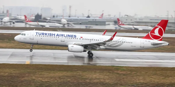 Istanbul, Türkiye - 04 Mart 2018: Türk Hava Yolları'nın Airbus A321-Istanbul Atatürk Havaalanına iniş 231 (Cn 6822). Senin 328 filo büyüklüğü ve 302 hedefleri Türkiye'nin bayrak taşıyıcı