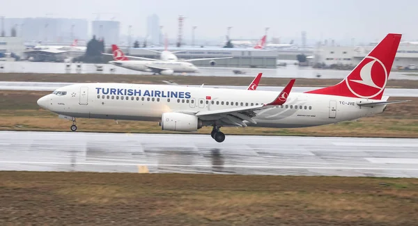 Istanbul, Türkiye - 04 Mart 2018: Türk Hava Yolları Boeing 737-8f2 (Cn 42006) açılış Istanbul Ataturk Havaalanı'na. Senin 328 filo büyüklüğü ve 302 hedefleri Türkiye'nin bayrak taşıyıcı